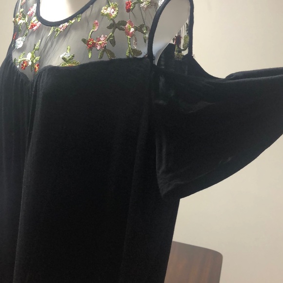 Cut our shoulder top. - Picture 5 of 5